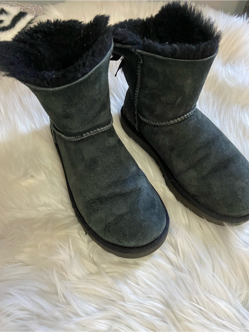 UGG Sz 6 Classic Women's Suede Shearling Short Boot with back bow